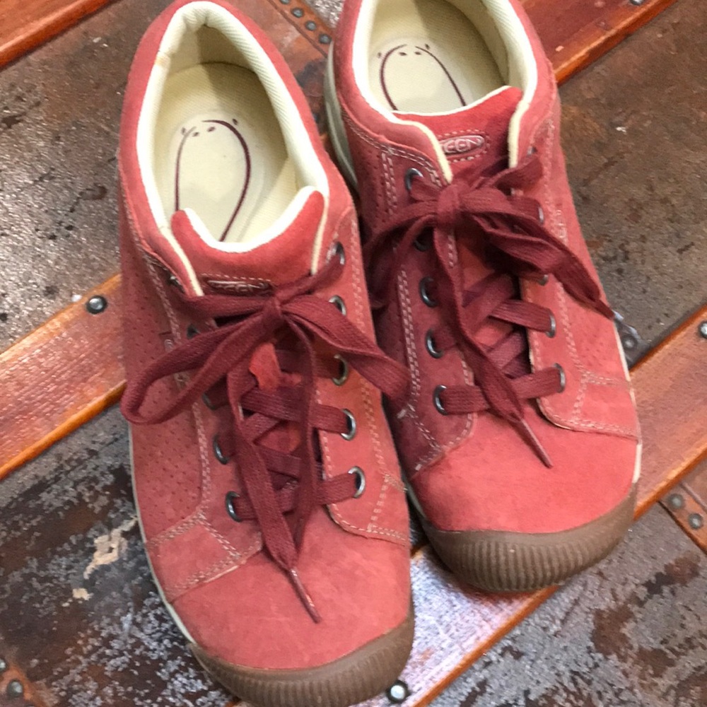 EUC barely worn Keen leather sneaker